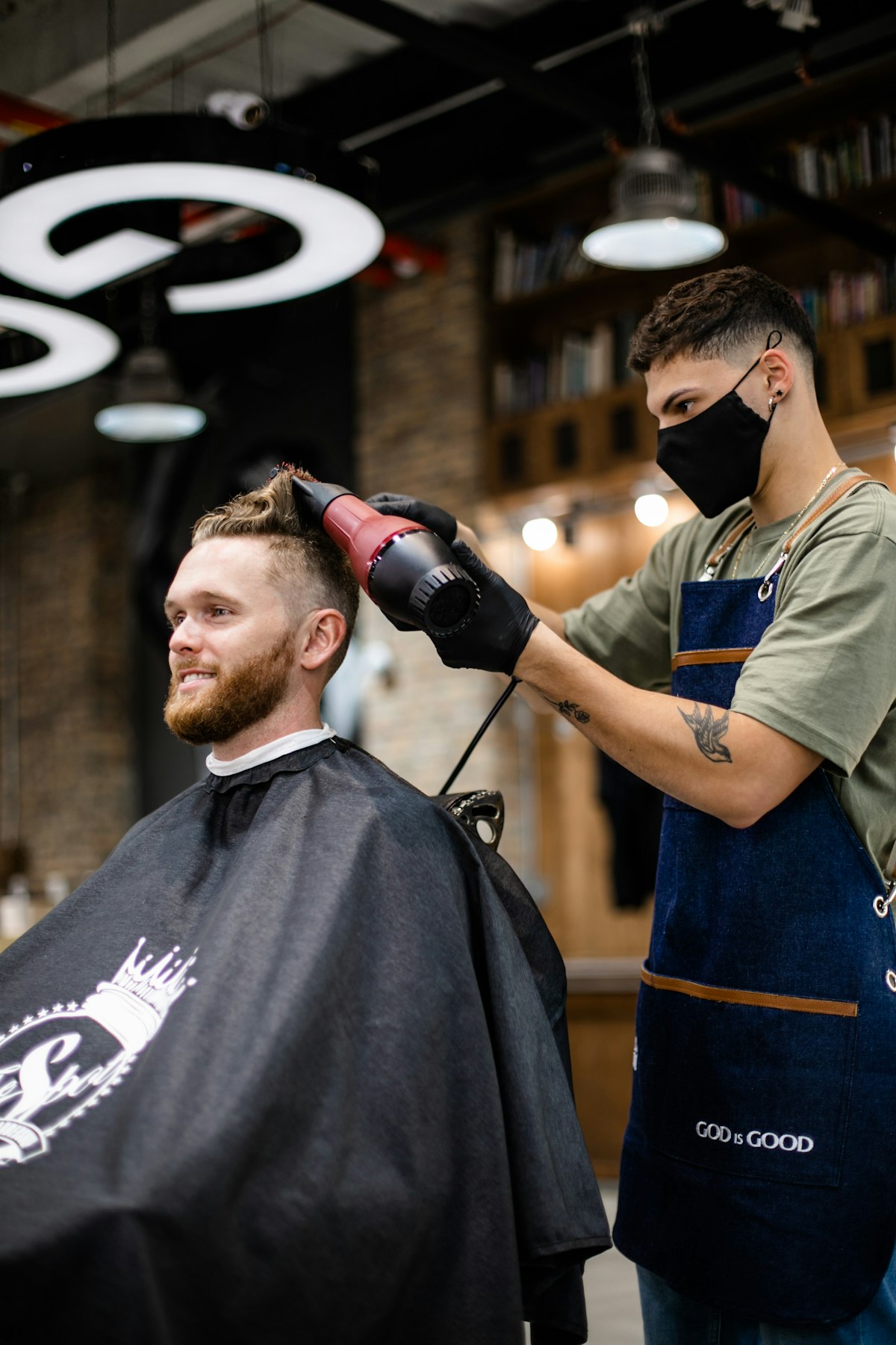 Natürlich verlaufende Balayage in warmen Goldtönen