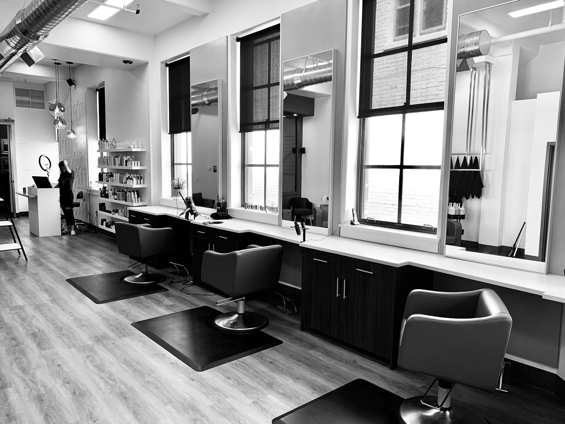 Stilvolle Friseurin gestaltet eine elegante Damenfrisur im Polski Salon in Hamm