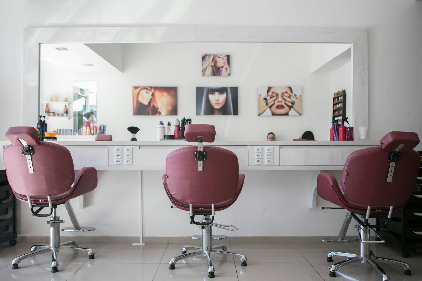 Heller, eleganter Innenraum des Polski Salon in cremeweißen und goldenen Tönen
